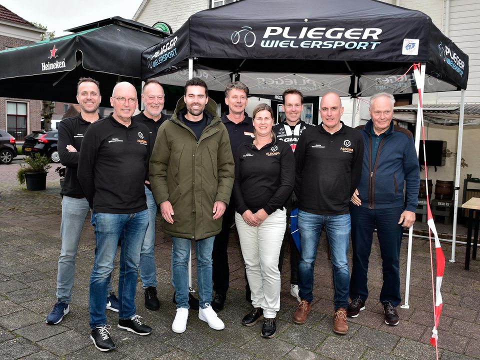 Een groep personen onder een zwarte partytent