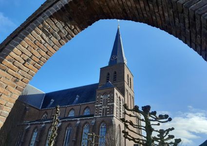 Willibrorduskerk met boog