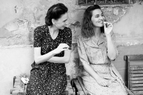 Een zwart-wit foto van twee vrouwen die roken