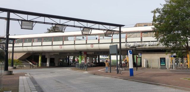 Foto van het oude station in Almere Buiten.