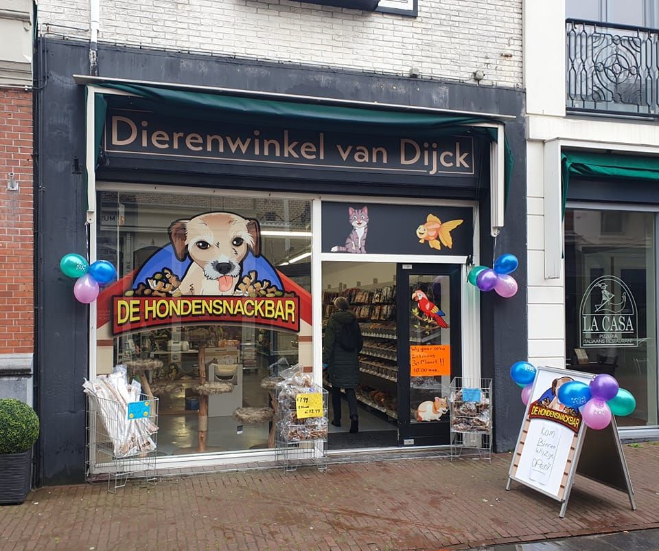 Een foto van de buitenkant van Dierenwinkel van Dijck