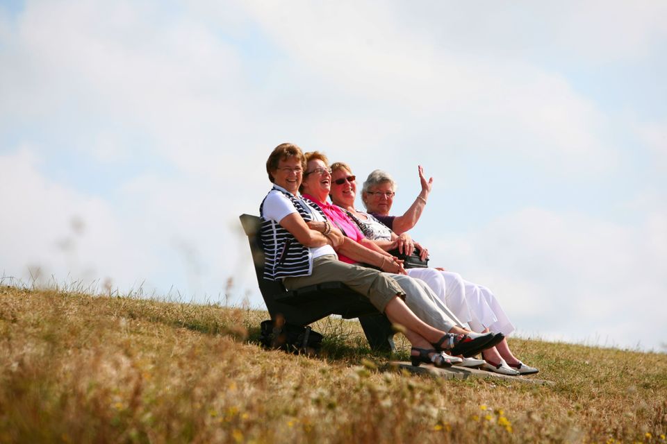 Waddendijk Vlieland met wuivende vrouwen op een bankje