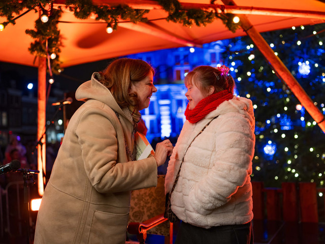 Burgemeester van Delft lachend met een kind uit Delft