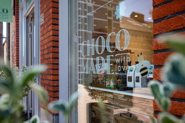 Etalage van Choco Made in Alphen a/d Rijn, met handgemaakte chocolade en lokale producten, onderdeel van Hollandse Ambachten Utrecht Region.