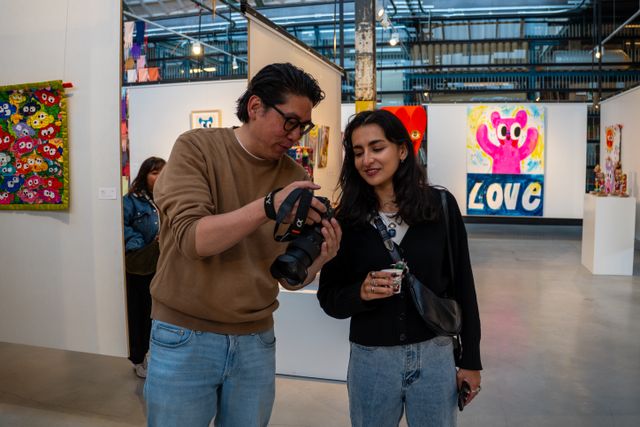Foto bij ArtZaanstad van twee bezoekers