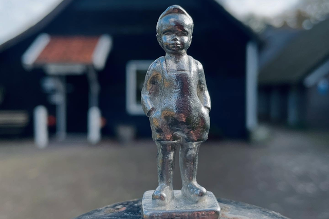 Een close-up van de Drentse Bartje als beeldje gemaakt van tin.
