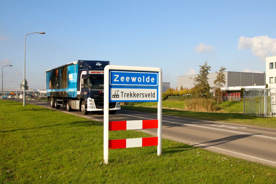 Vragenwagen rijdt langs het toegangsbord van Zeewolde, Flevoland
