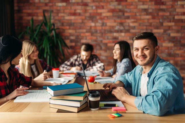 Vijf studenten aan een tafel