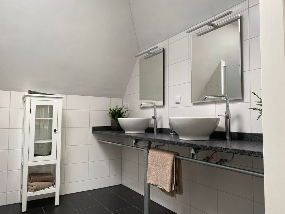 Jedes Zimmer hat ein eigenes Bad mit separater Toilette, Waschgelegenheit und Dusche.