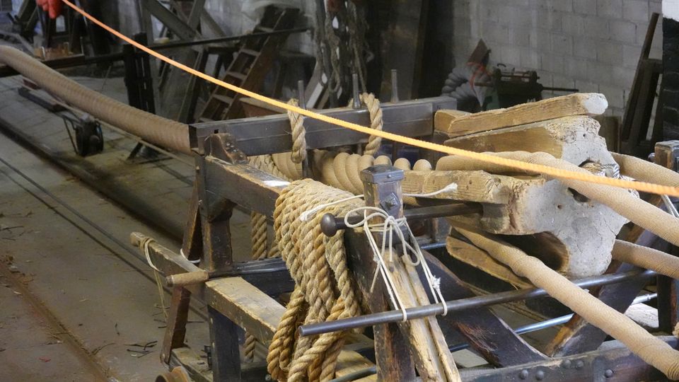 Touwmuseum Oudewater, Groene Hart, provincie Utrecht, demonstratie van traditionele touwslagerij met houten touwbaan en handmatig gedraaid henneptouw als ambachtelijk erfgoed.