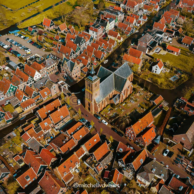 Luchtfoto met een kerkje
