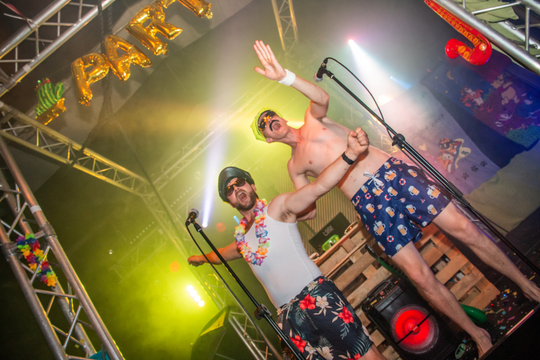 Feestende mensen