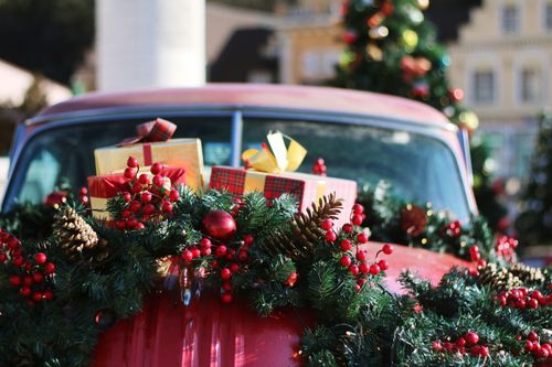 Verlichte kersttrucks