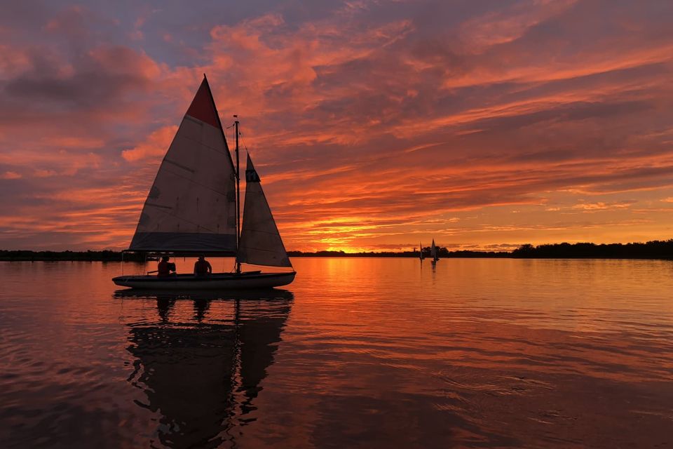 Boot bij zonsondergang op de Zuwe