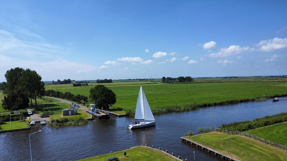 zeilboot langs pont