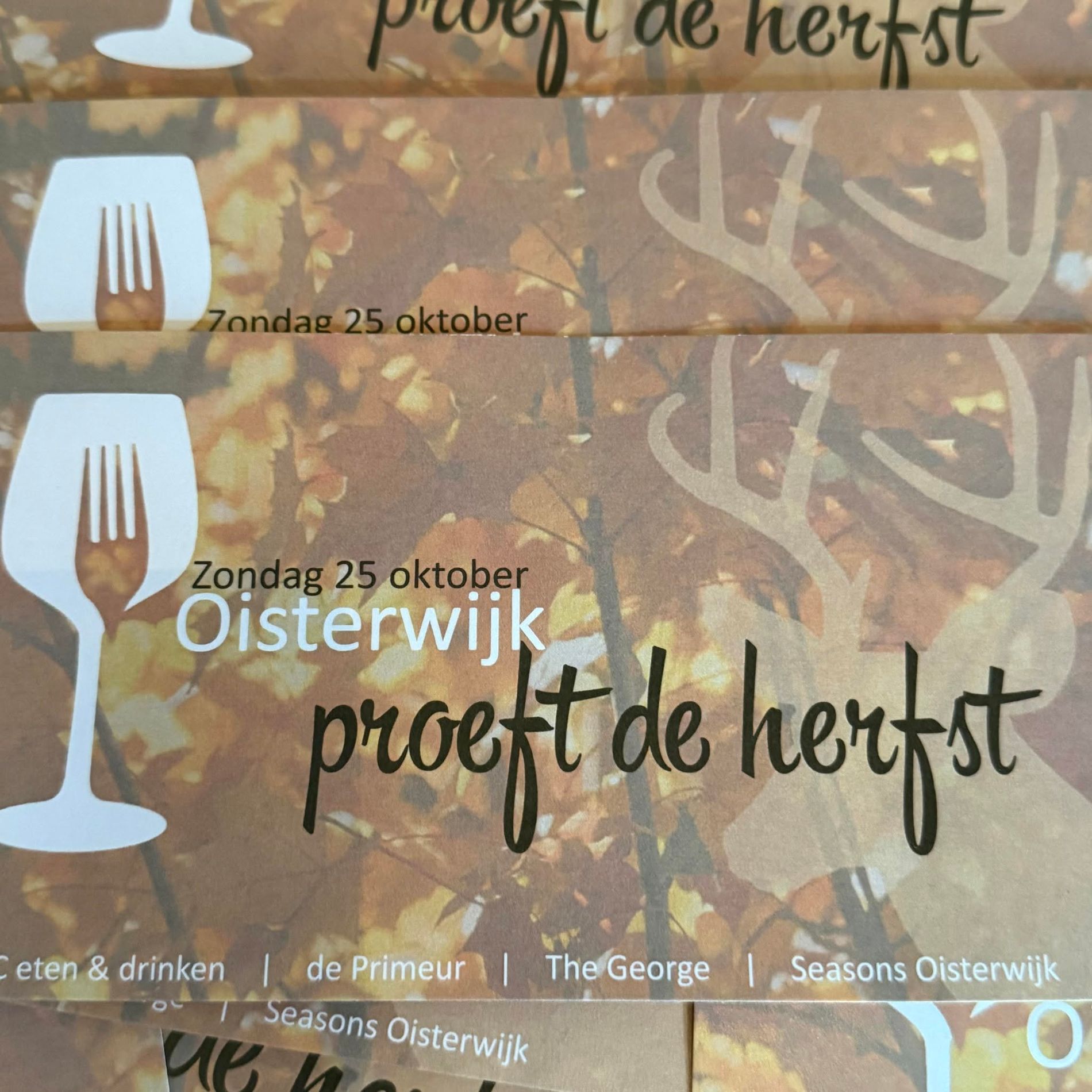 Afbeelding in herfstkleuren met tekst Oisterwijk proeft de herfst