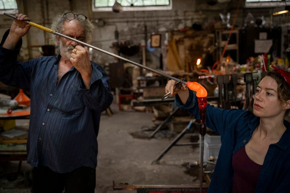 Kunstenaars Nienke en Bernard aan het werk