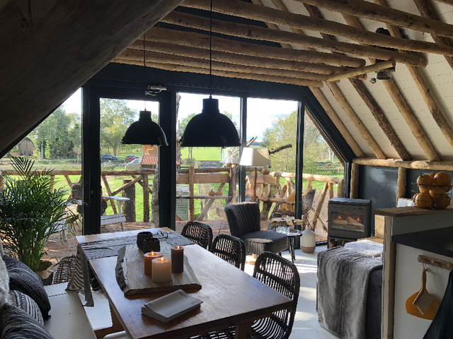 De woonkamer in de boomhut van d'Olde Kamp