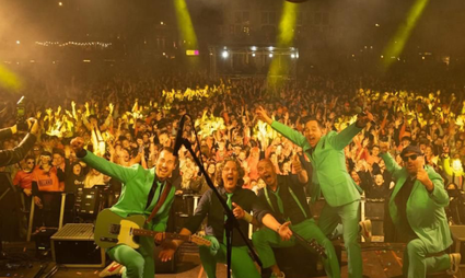 Meezingen op het Stadhuisplein tijdens de Lakenfeesten