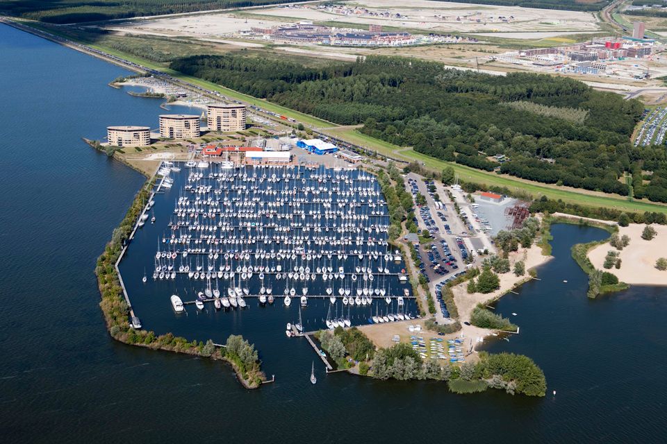 Vanaf Marina Muiderzand kun je letterlijk alle kanten op: Markermeer en IJsselmeer, de Randmeren, maar ook de Friese meren, het Waddengebied en de Noordzee zijn eenvoudig bereikbaar.