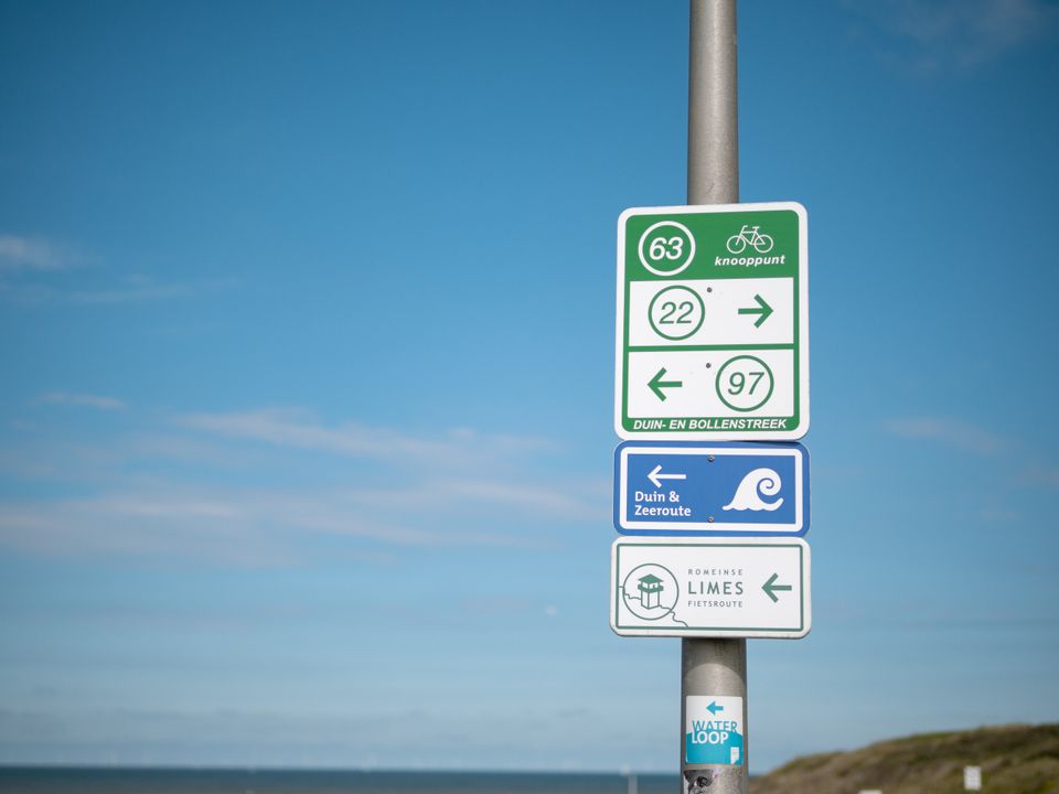 Foto van verschillende routeborden voor fietsers in Katwijk.