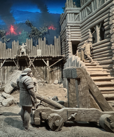 In zand is een fort met soldaten nagemaakt.