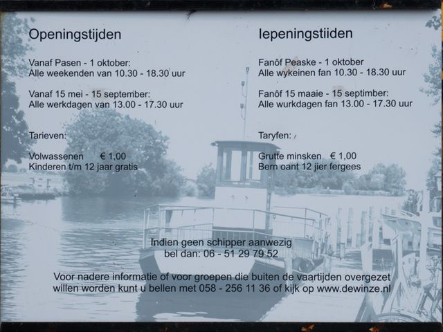 Een bord geeft allen informatie over de veerpont