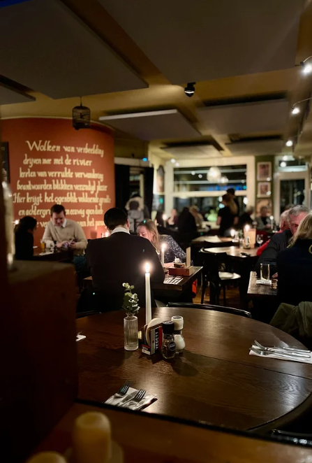 Binnen bij Eetcafé de Verbeelding met dinerende gasten