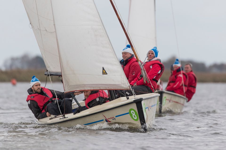 groep mensen die aan het zeilen zijn op de Langwarder wielen.