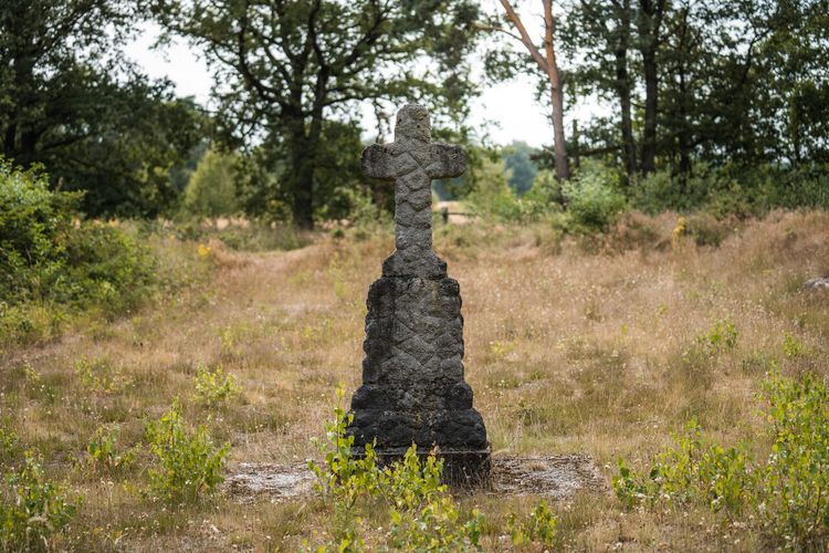 Kruis van stenen midden in de natuur