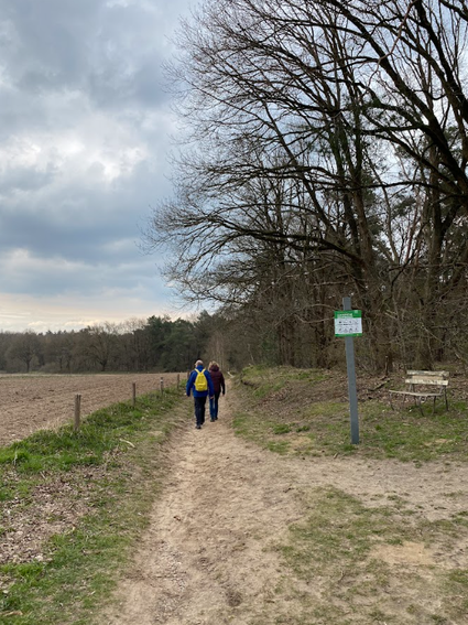 Wandelaars in het Luntersche Buurtbosch