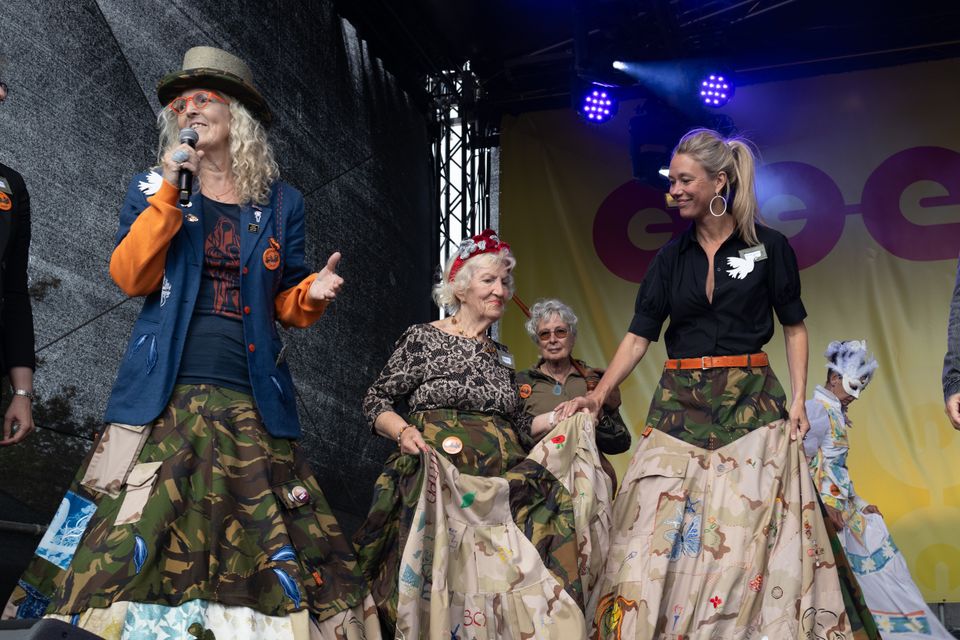 Dames in zelfgemaakte vrijheidsrokken op de catwalk