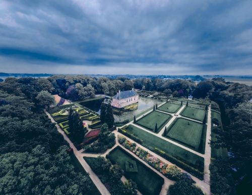 Luchtfoto Landgoed Verhildersum met in het midden de borg