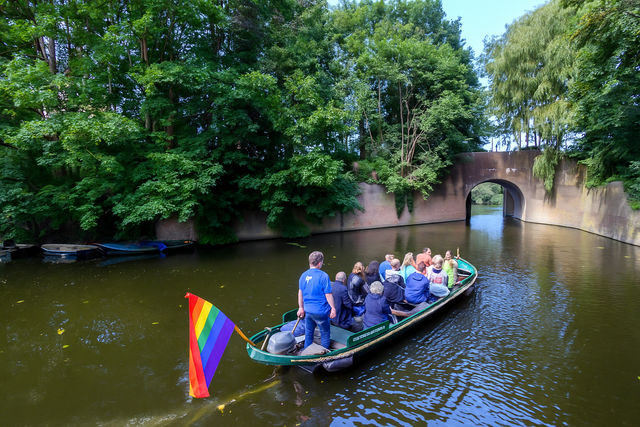 boot met rainbow vlag