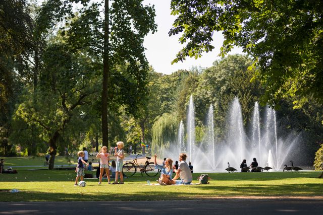 Valkenberg park in het centrum van Breda. Gezin geniet in Breda Park Valkenberg met fontein op de achtergrond.