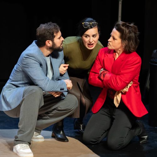 Drie mensen die in een groepje praten