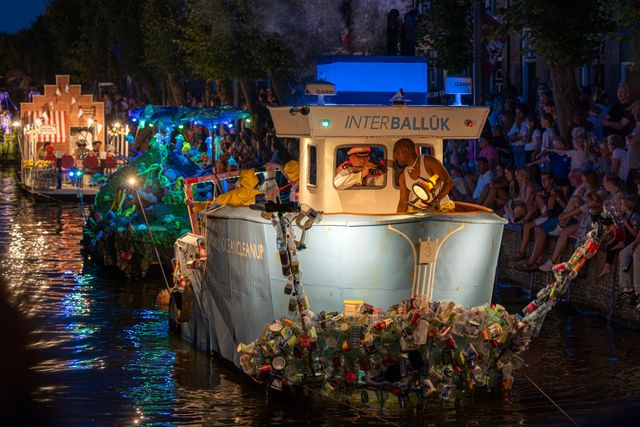 Gondelvaart in de Luts tijdens de feestweek in Balk met meerdere versierde gondels.