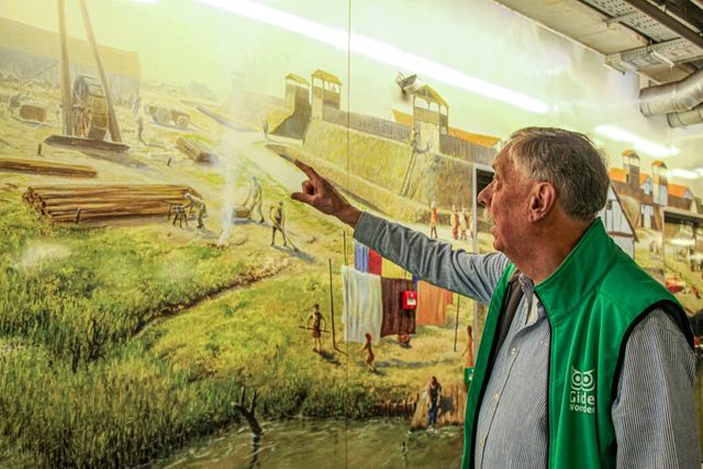 Een gids van Gilde Woerden vertelt in het Drive-in museum over het Romeinse verleden van de stad.