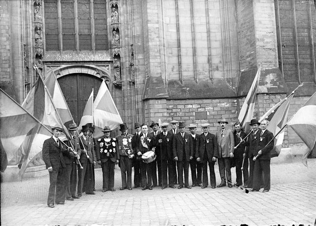Bedevaartgangers uit Delft en Den Haag op weg naar de Sint-Jan in 1955. 