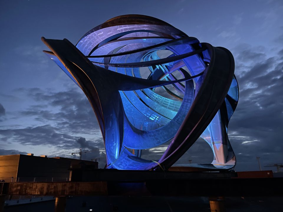 Meesterwerk Broken Jug. Het kunstwerk fungeert aan de Harlingerstraatweg als 'poort naar de stad'.