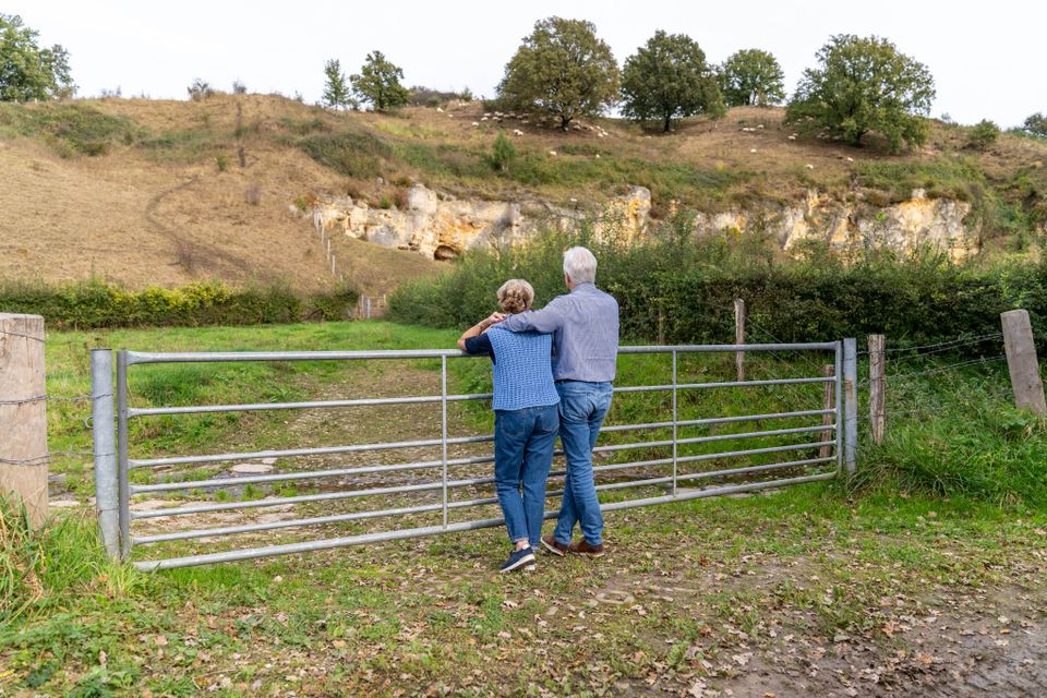 Bemelen omgeving wandelend koppel uitzicht