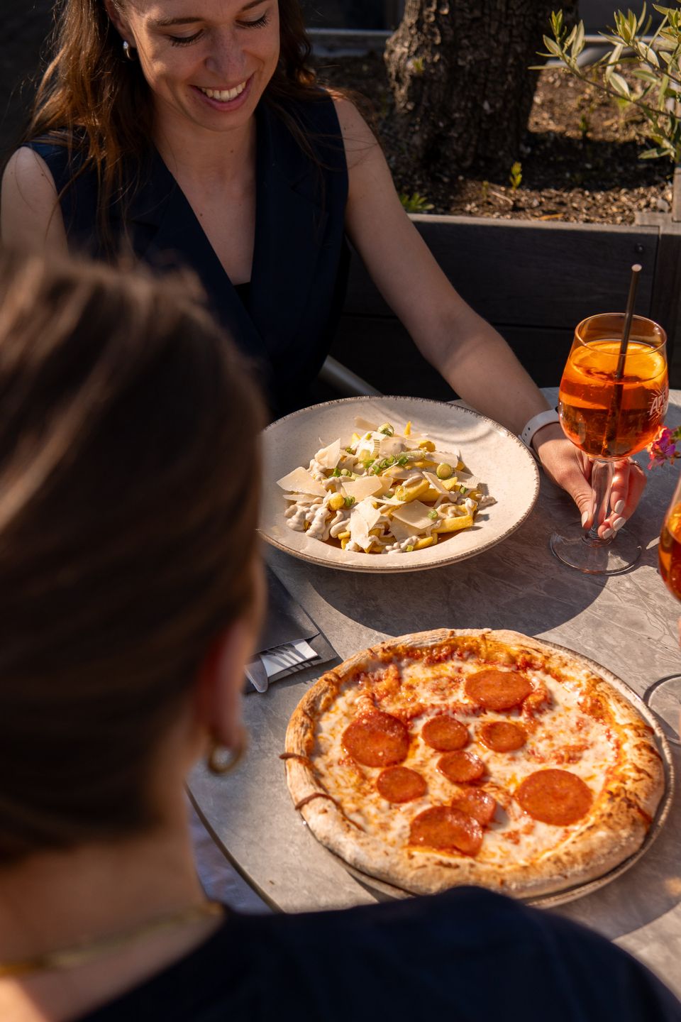 Peperoni-Pizza und Trüffel-Pommes in der Brasserie 't Wulpje auf dem Camping De Wulp
