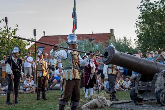 Kanongebulder in Sloten waarbij de stadsschutterij het kanon van Sloten afschiet op het molenerf van Korenmolen de Kaai.