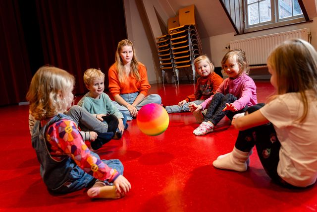 Kinderen spelen samen met een bal tijdens een kinderactiviteit in Het Klooster in Woerden.