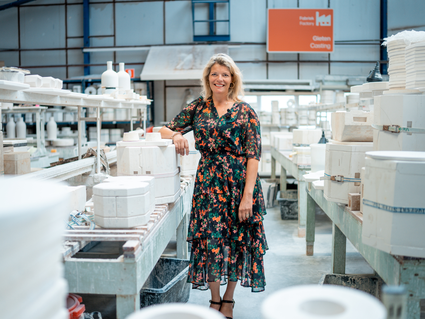 UITvergroot een vrouw in een jurk bij Royal Delft