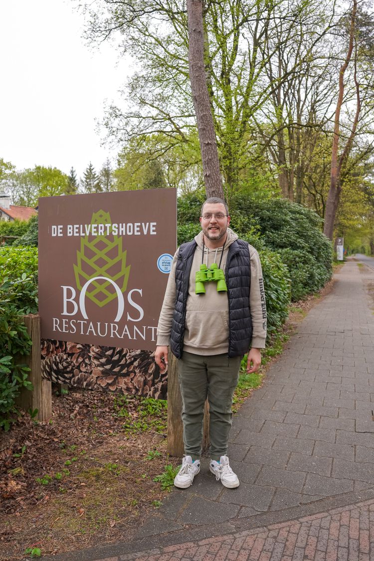 Ricardo staat naast restaurant de Belvertshoeve