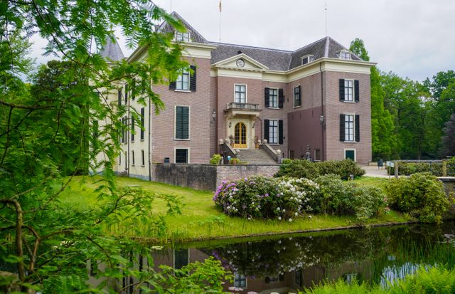 Huis Doorn en de tuinen vanaf de voorkant in beeld gebracht