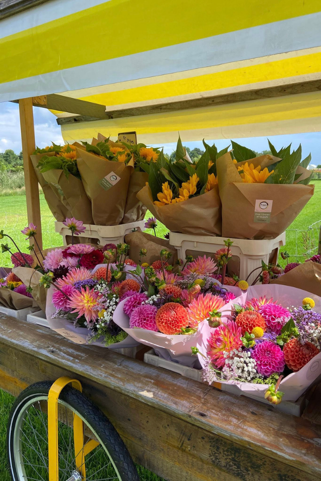 Een fietskar met bloemen