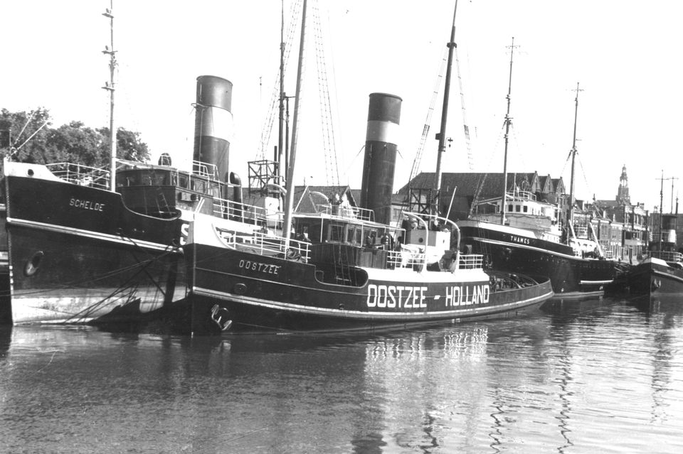 De foto komt uit de collectie van het Nationaal Sleepvaart Museum. Het laat een deel van de vloot van Smit zien (1939).