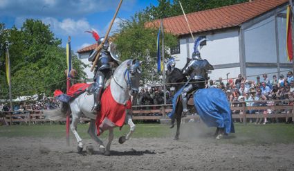 Twee ridders die aan het vechten zijn op paarden tijdens het Riddertoernooi in Museumpark Archeon in Alphen aan den Rijn, regio Groene hart.
